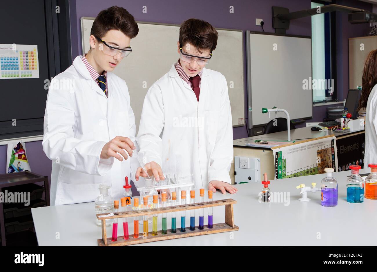 Studenten arbeiten in Chemie-Labor Stockfoto