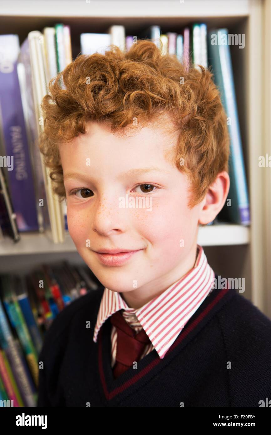 Porträt eines jungen in Bibliothek Stockfoto