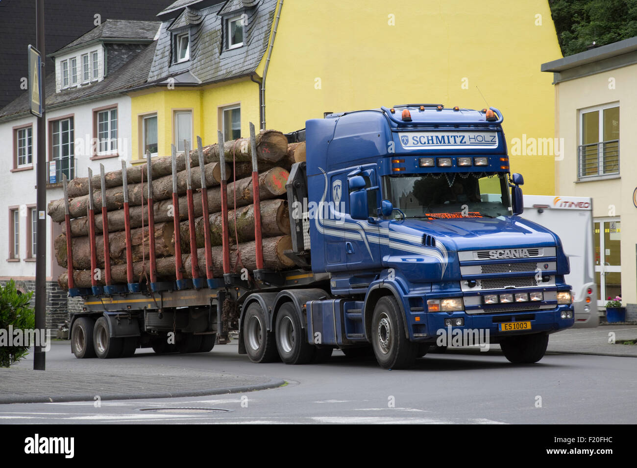 Holz-LKW beladen mit Protokollen fahren durch Zell-Deutschland Stockfoto