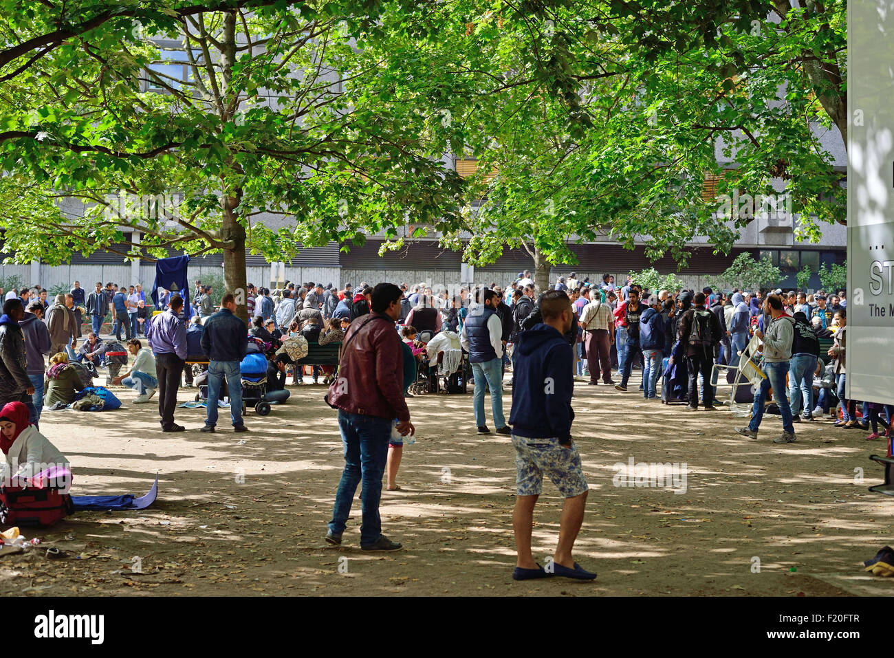 Berlin, Deutschland, 9. September. Flüchtlinge warten auf ihre Anmeldung an den Forschungsdefizite Fuer Gesundheit Und Landeserziehungsgeld (St Stockfoto