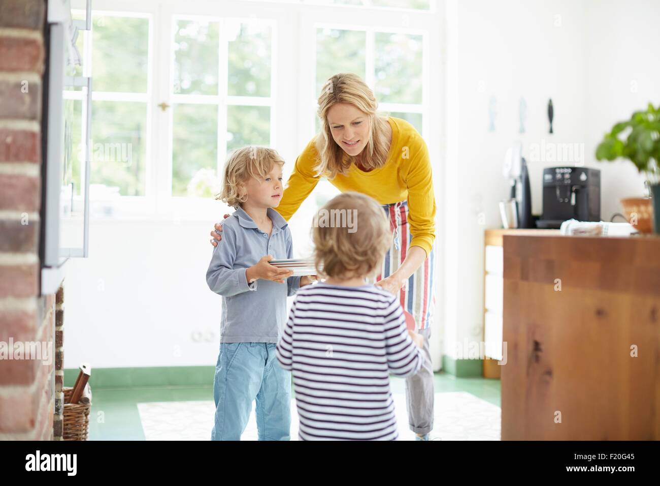 Jungen Mutter in Küche helfende Hand geben Stockfoto