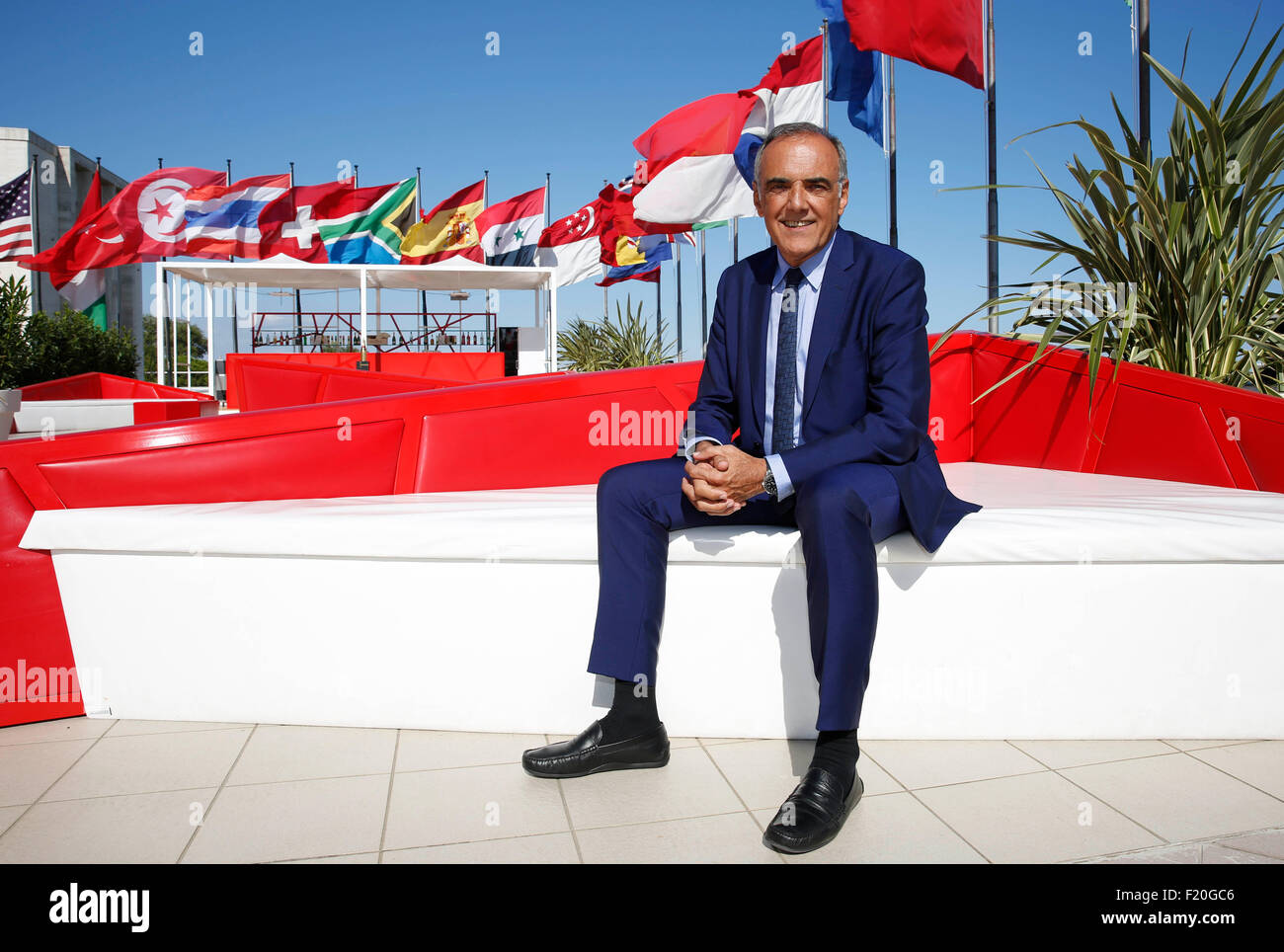 (150909)--Venedig, 9. September 2015 (Xinhua)--Präsident der 72. Venedig Film Festival Alberto Barbera erhält ein Interview von Xinhua während des Festivals auf der Insel Lido in Venedig, Italien, 9. September 2015. (Xinhua / Ye Pingfan) Stockfoto