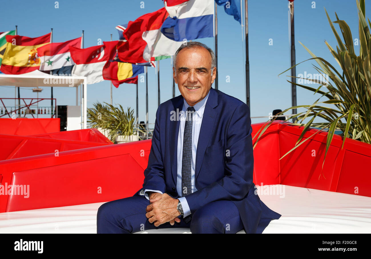 (150909)--Venedig, 9. September 2015 (Xinhua)--Präsident der 72. Venedig Film Festival Alberto Barbera erhält ein Interview von Xinhua während des Festivals auf der Insel Lido in Venedig, Italien, 9. September 2015. (Xinhua / Ye Pingfan) Stockfoto