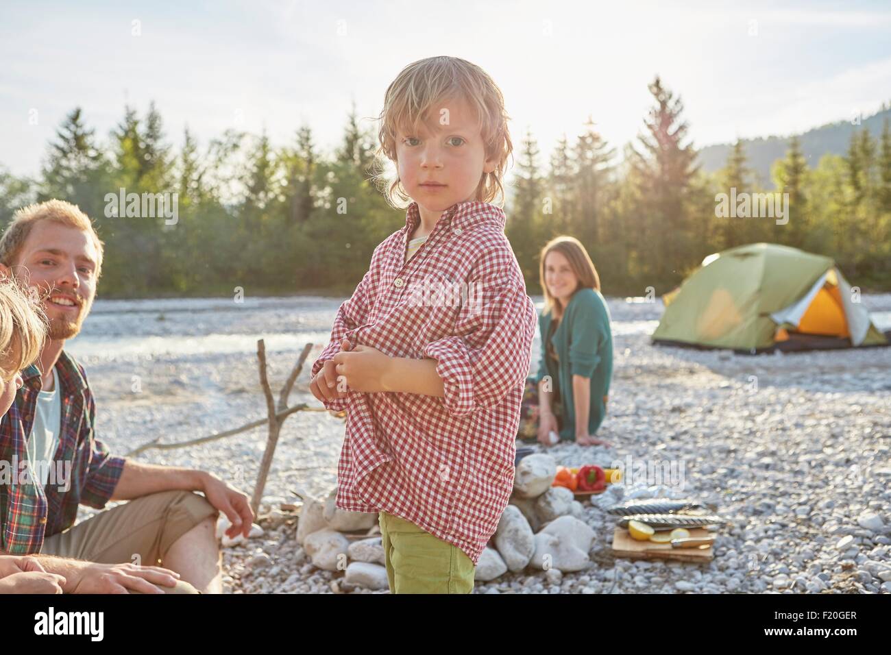 Porträt eines jungen mit Eltern auf camping-Ausflug, Blick in die Kamera Stockfoto