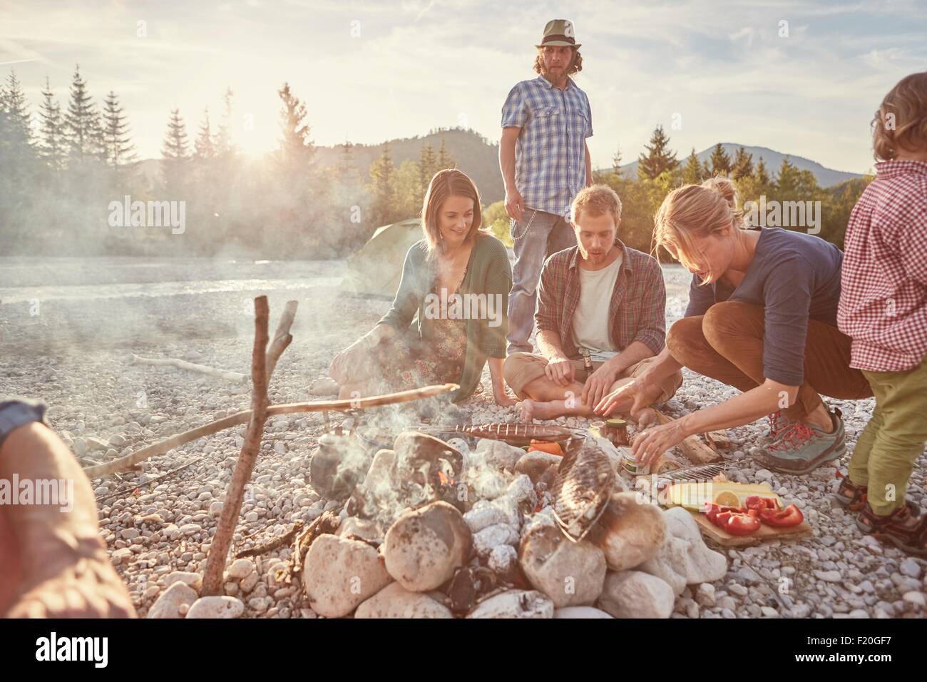 Familie, sitzen am Lagerfeuer, Zubereitung von Speisen Stockfoto