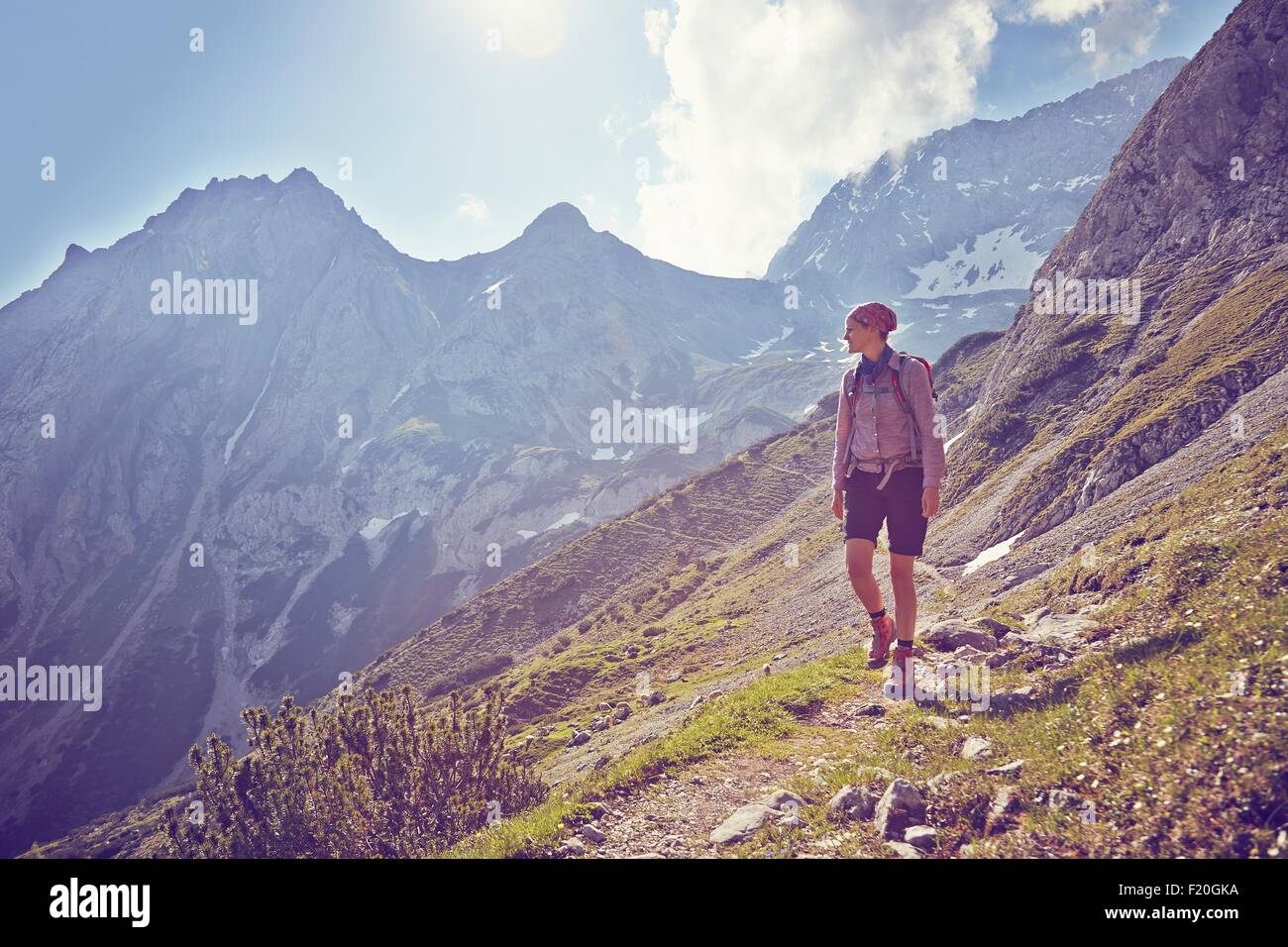 Reife Frau, Wandern, Berg, Ehrwald, Tirol, Österreich Stockfoto