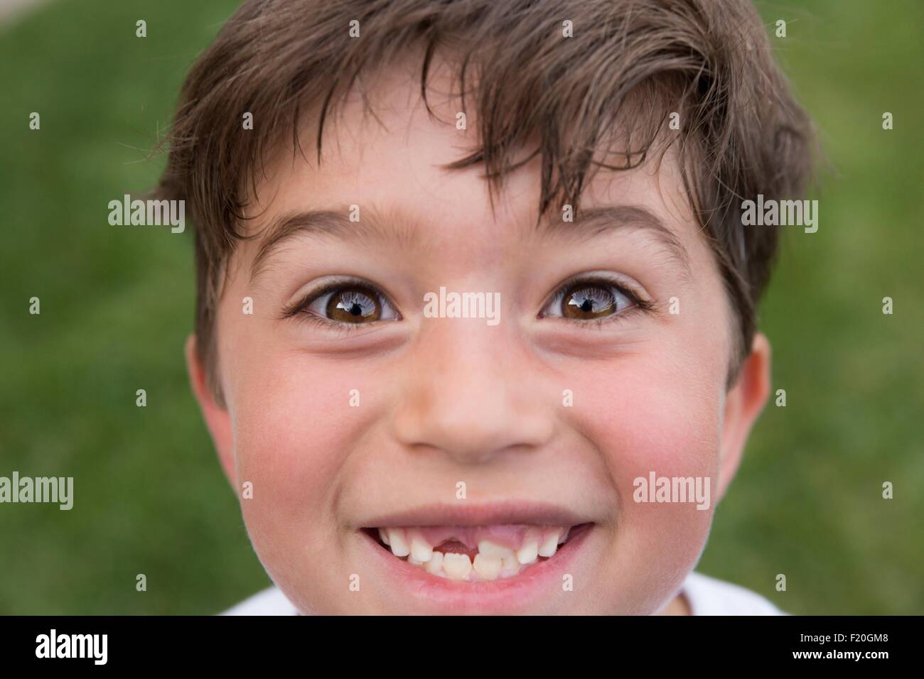 Porträt des jungen lächelt, zeigt Lücke von verlorenen Zahn Stockfoto