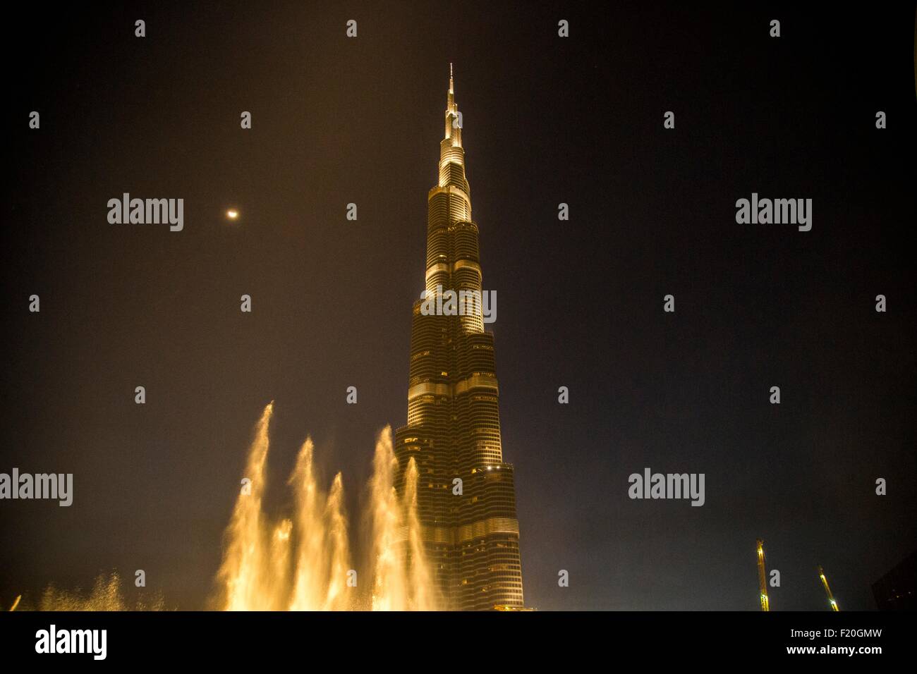 Niedrigen Winkel Blick auf Dubai Springbrunnen und Burj Khalifa in der Nacht, Dubai Stockfoto