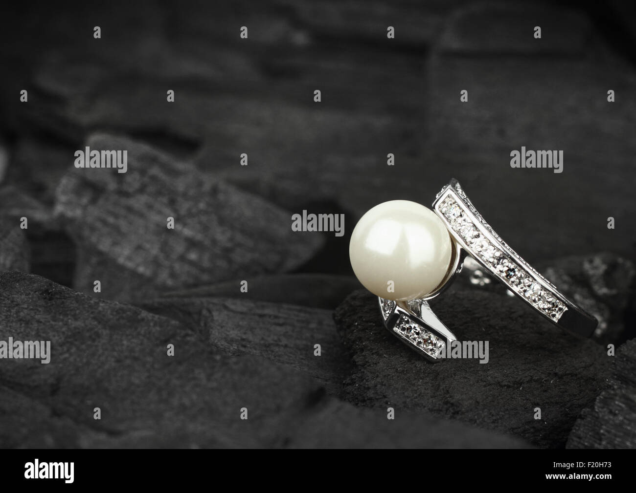 Schmuck mit brillanten und Perlen auf dunklen Kohle Hintergrund, soft-Fokus Stockfoto