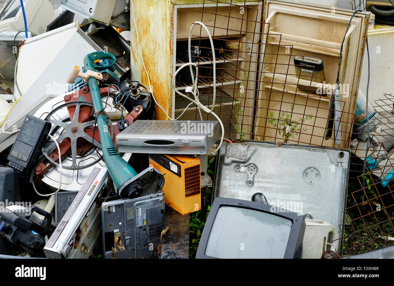 Haufen ausrangierte Elektro-Schrott Stockfoto