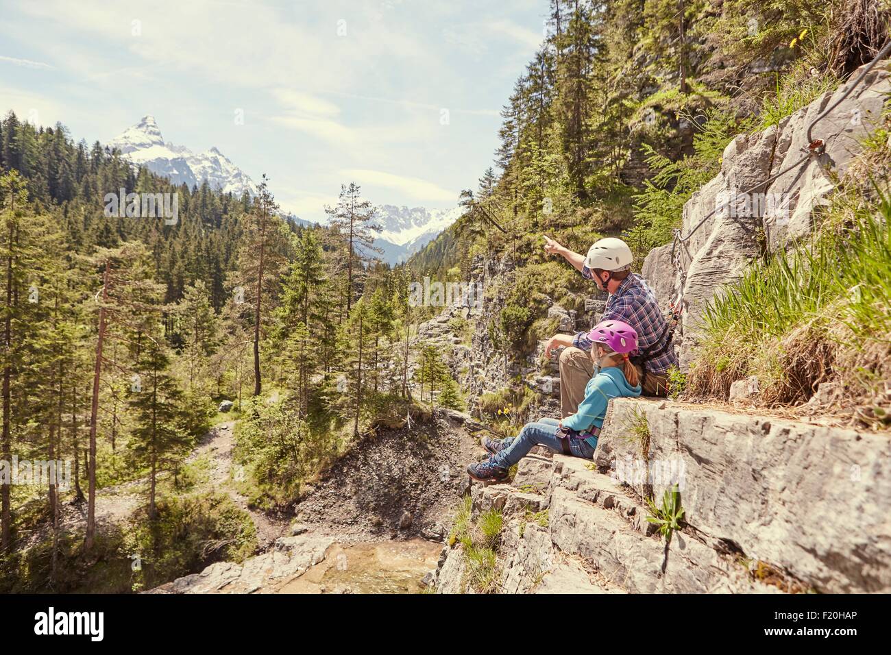 Vater und Kind, die Aussicht auf Hügel, Ehrwald, Tirol, Österreich Stockfoto