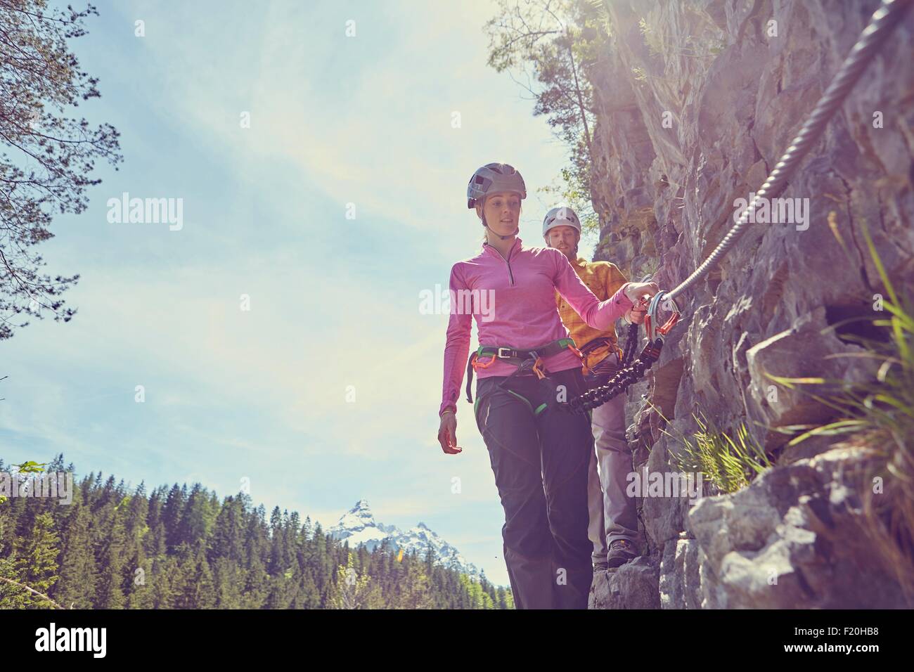 Paar Klettern, Ehrwald, Tirol, Österreich Stockfoto