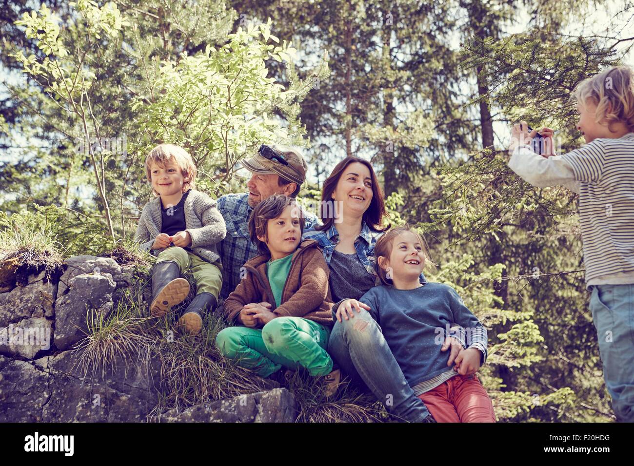 Jungen nehmen Foto der Familie, im Wald Stockfoto