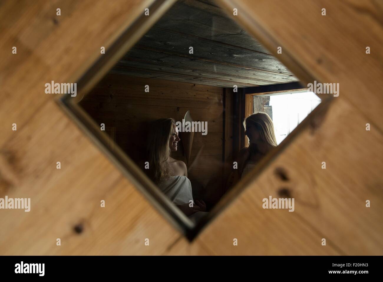 Spiegelbild der beiden jungen Frauen chatten in sauna Stockfoto