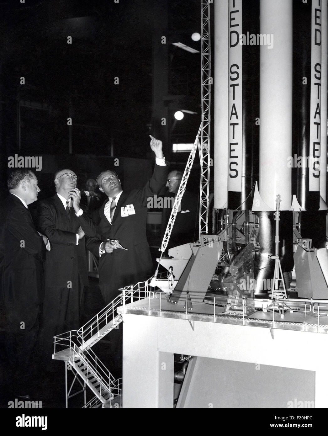 Raketenforscher Wernher von Braun zeigt US-Präsident Dwight Eisenhower (Mitte) ein Modell für die Saturn V-Rakete NASA Administrator T. Keith Glennan zusieht während der Einweihung des Marshall Space Flight Center 8. September 1960 in Huntsville, Alabama. Stockfoto