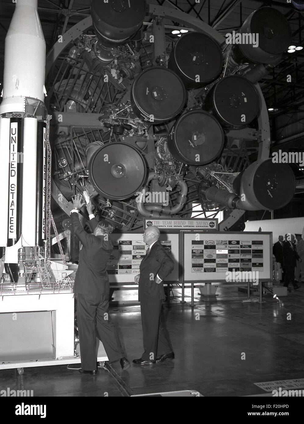 Raketenforscher Wernher von Braun zeigt US-Präsident Dwight Eisenhower ein Modell der Saturn V-Rakete während der Einweihung des Marshall Space Flight Center 8. September 1960 in Huntsville, Alabama. Stockfoto