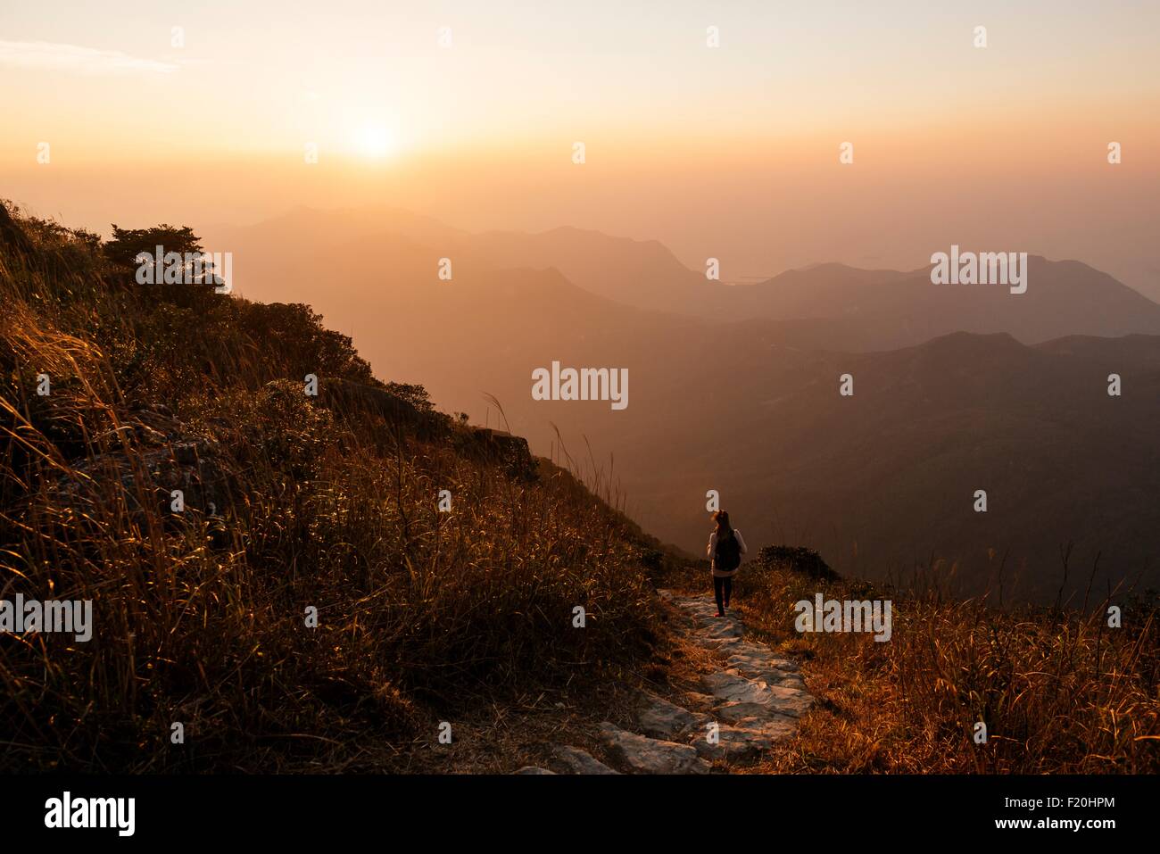 Rückansicht des Wanderer Wandern entlang auf Lantau Peak, Lantau Island, Hong Kong, China Stockfoto