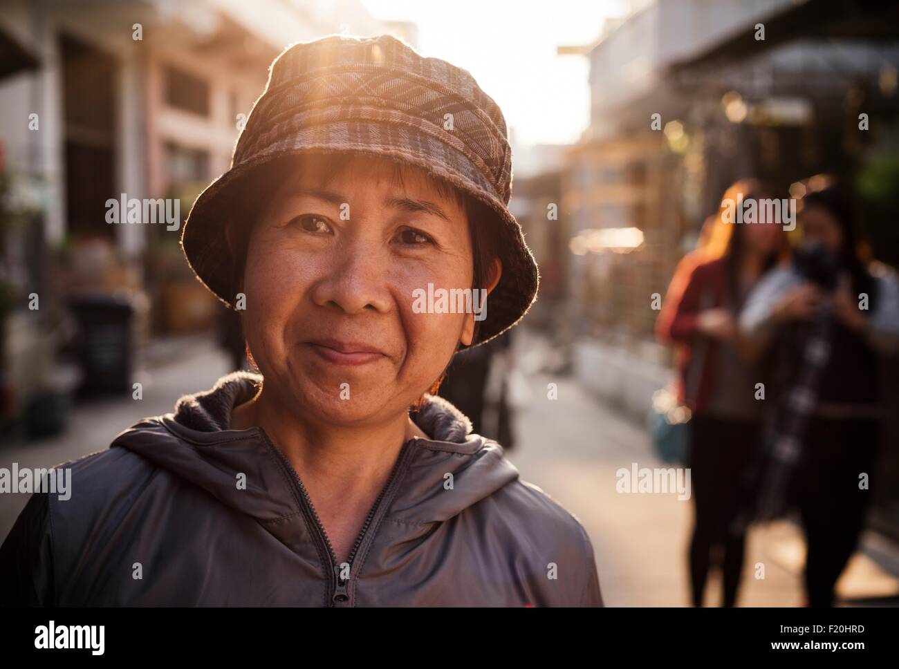 Porträt von senior Frau Eimer Hut, Blick auf die Kamera zu Lächeln Stockfoto