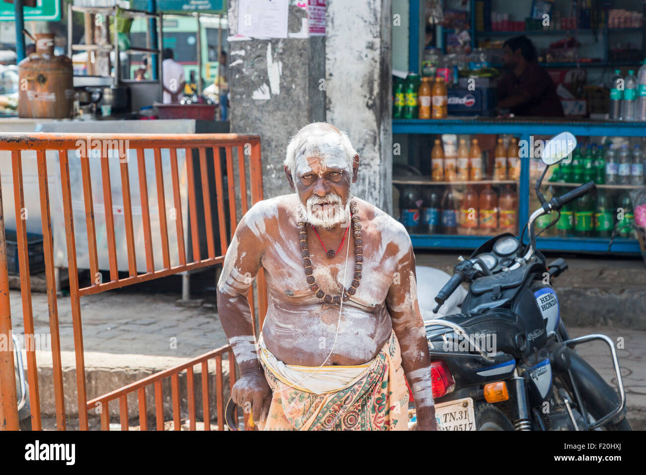 Älterer Mann mit bemalten Körper Besuche den Hindu-Tempel in Chidambaram, Tamil Nadu, Südindien Stockfoto