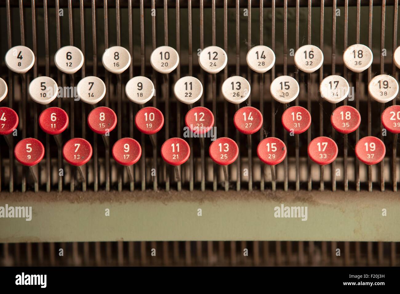 Rote und weiße Tasten auf alten Webmaschine in Textilfabrik Stockfoto