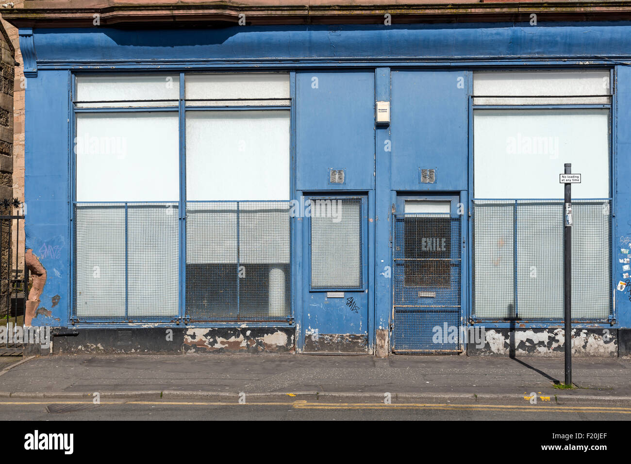 Ein heruntergekommenes und geschlossenes blaues Ladenfront, Großbritannien Stockfoto