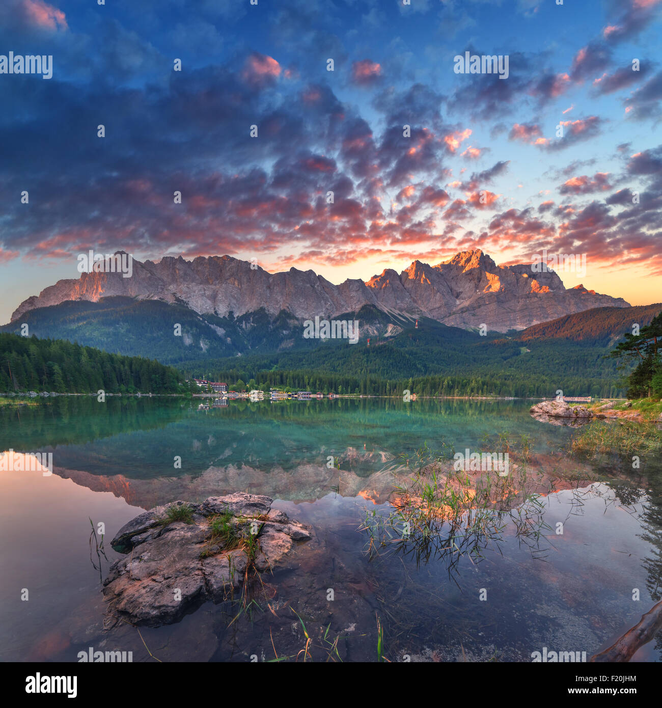 Fantastischen Sonnenuntergang am Berg See Eibsee, befindet sich in Bayern, Deutschland. Dramatische ungewöhnliche Szene. Alpen, Europa. Stockfoto