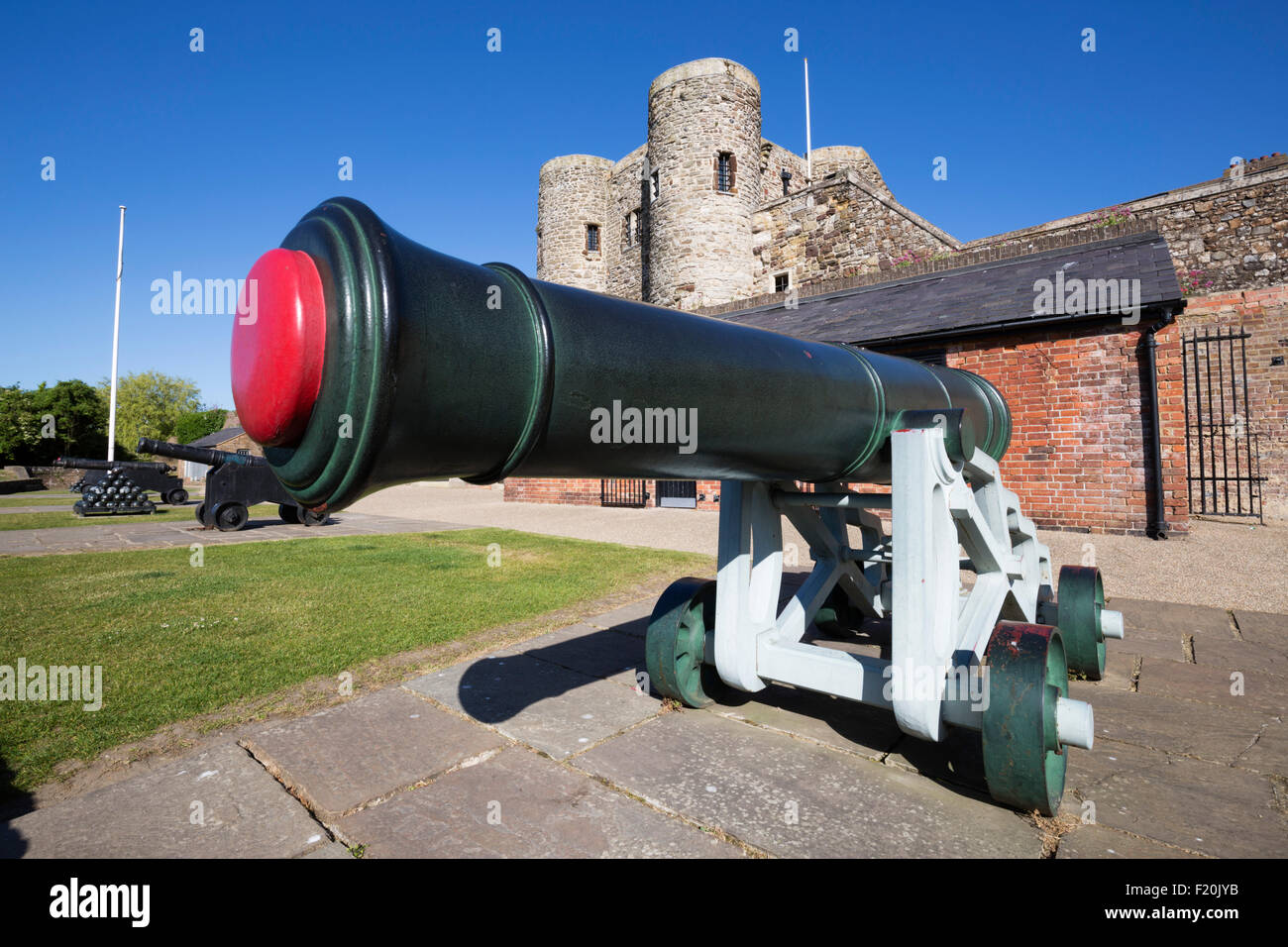 Kanone außerhalb Roggen Schlossmuseum (Ypern Turm), Roggen, East Sussex, England, Vereinigtes Königreich, Europa Stockfoto