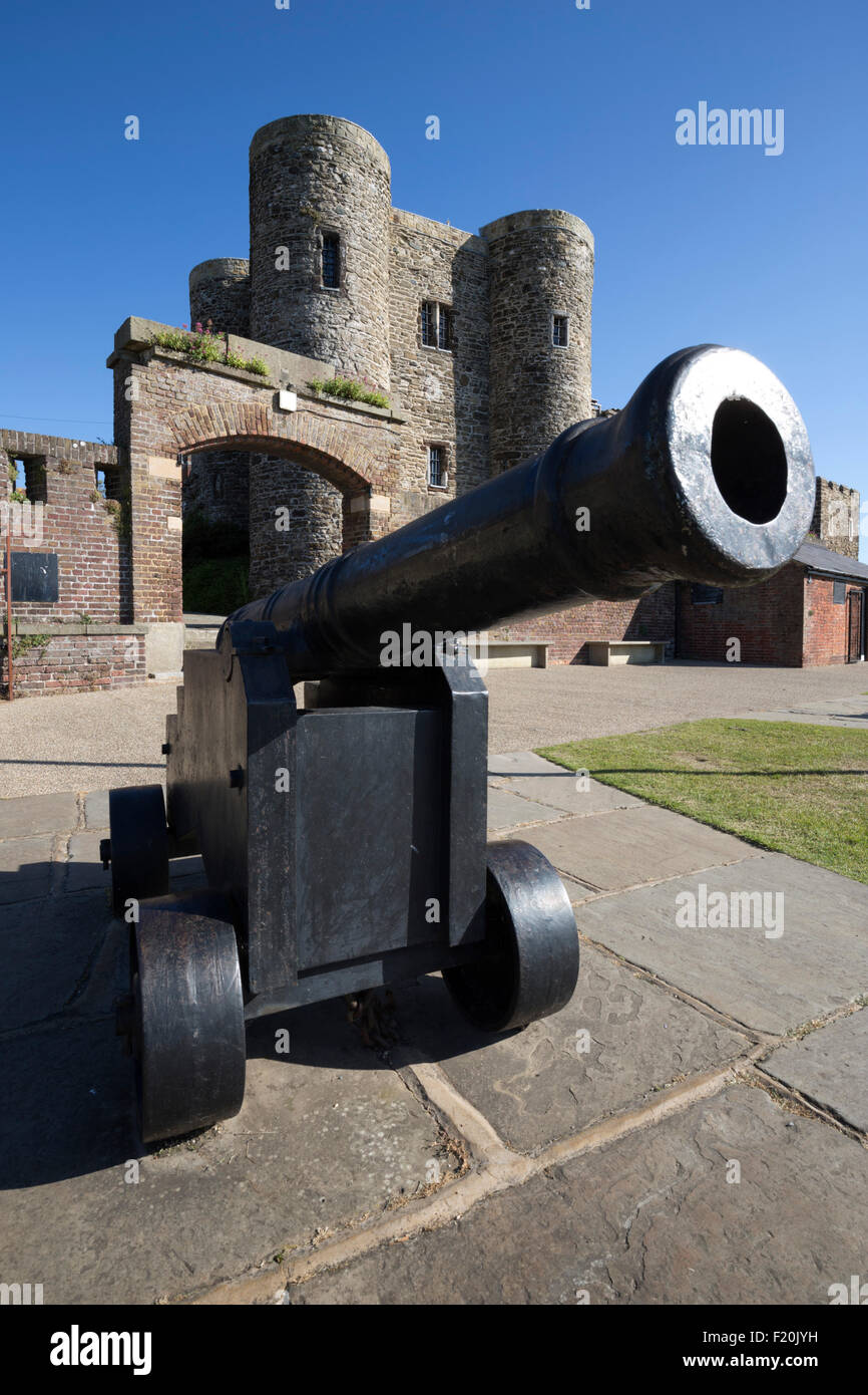 Kanone außerhalb Roggen Schlossmuseum (Ypern Turm), Roggen, East Sussex, England, Vereinigtes Königreich, Europa Stockfoto