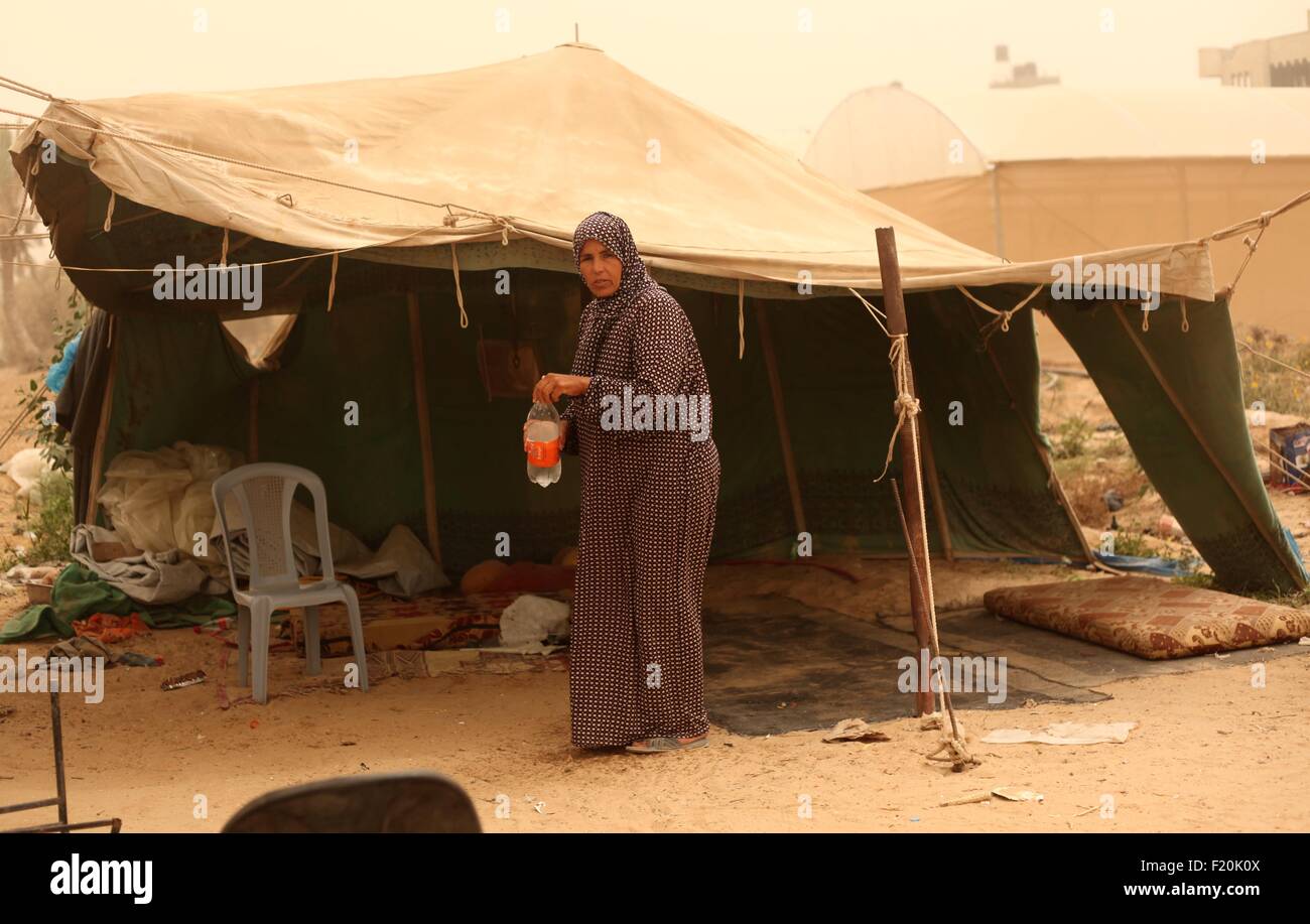 Khan Younis, Gazastreifen, Palästinensische Gebiete. 9. Sep, 2015. Eine Palästinenserin steht vor ihrem Unterschlupf bei einem Sandsturm in Khan Younis im südlichen Gazastreifen, 9. September 2015. Ein starker Sandsturm fegte über Teile des Nahen Ostens am Dienstag, zwei Menschen getötet und Hunderte im Libanon Krankenhausbehandlung und kämpfen und Luftangriffe im benachbarten Syrien zu stören. Staubwolken auch verschlungen, Israel, Jordanien und Zypern, wo Flugzeuge nach Paphos Flughafen Larnaca umgeleitet wurden wie Sichtbarkeit auf 500 m Credit fiel: Ashraf Amra/APA Bilder/ZUMA Draht/Alamy Live News Stockfoto