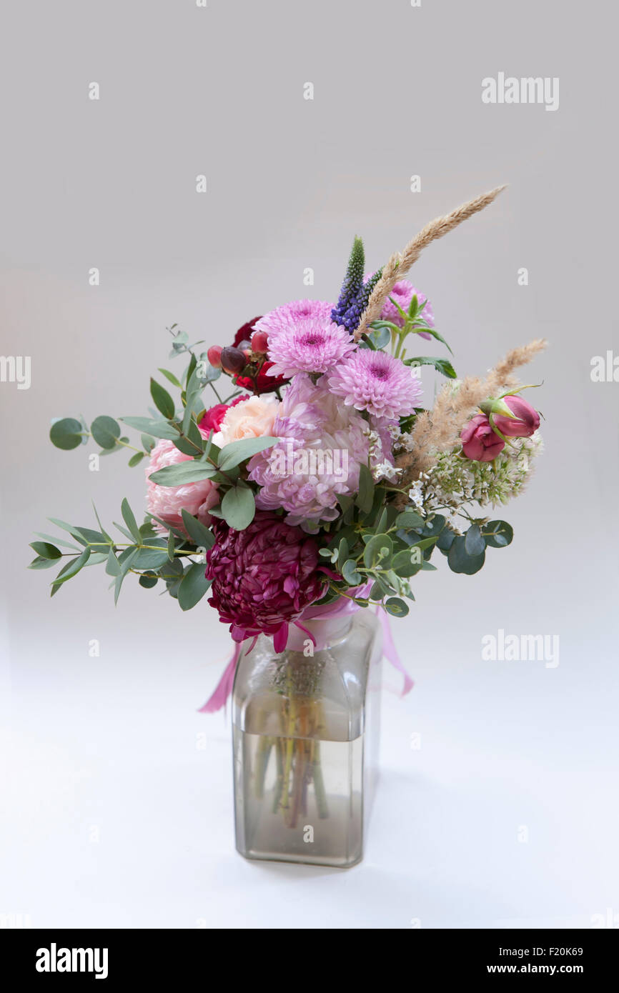 Bouquet von Kalanchoe, Chrysantheme, Eukalyptus, Aster und Getreide Stockfoto