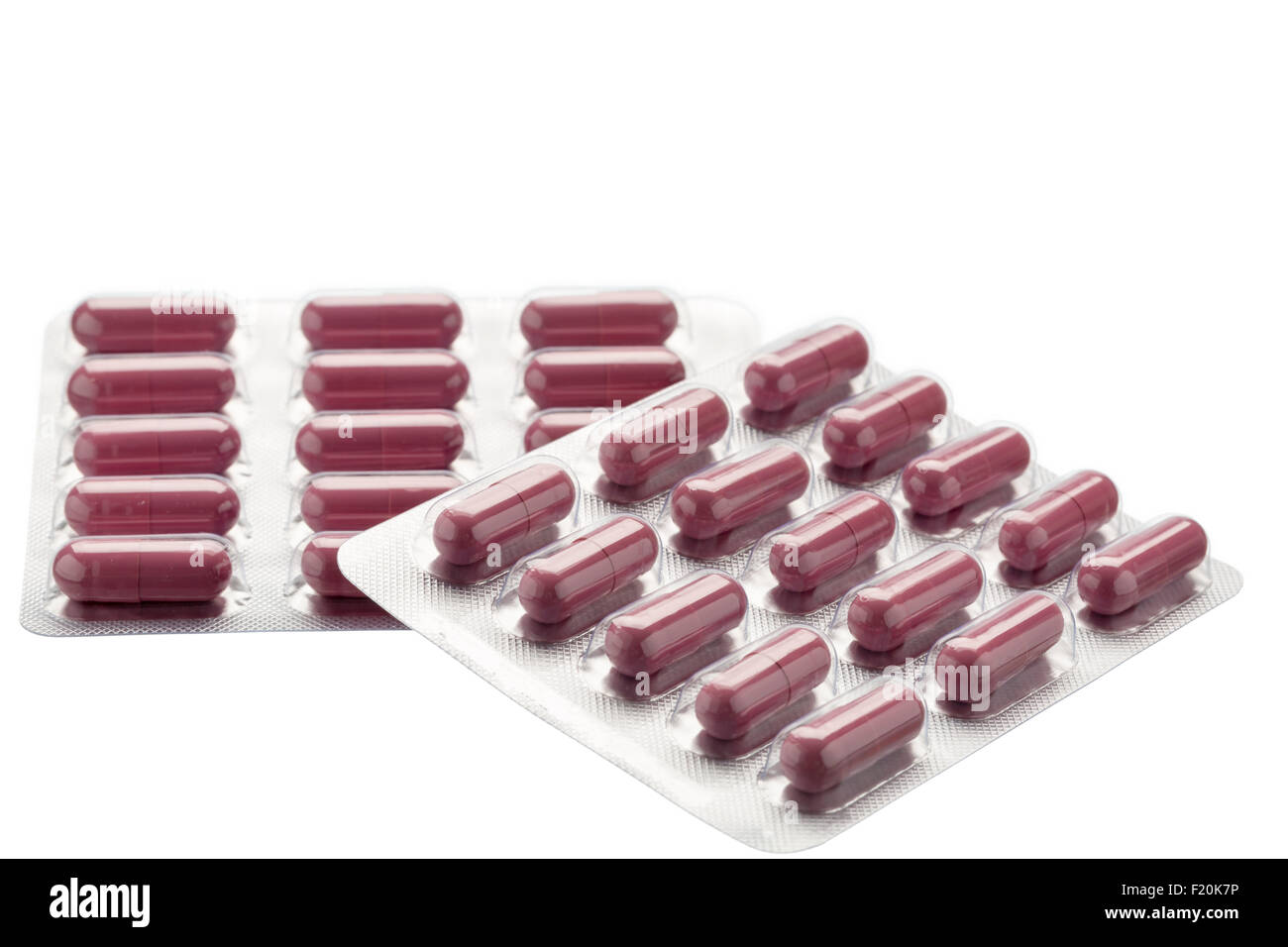 Zwei braune Pillen Folie Blisterpackung auf weißem Hintergrund Stockfoto