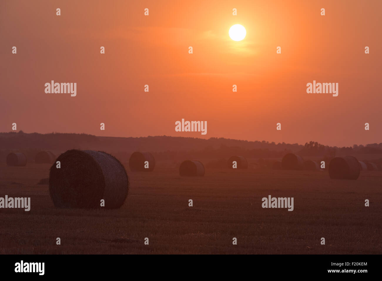 Erstaunliche Ländliches Motiv auf Herbst Feld mit Stroh Rollen und dramatische Abendlicht. Stockfoto