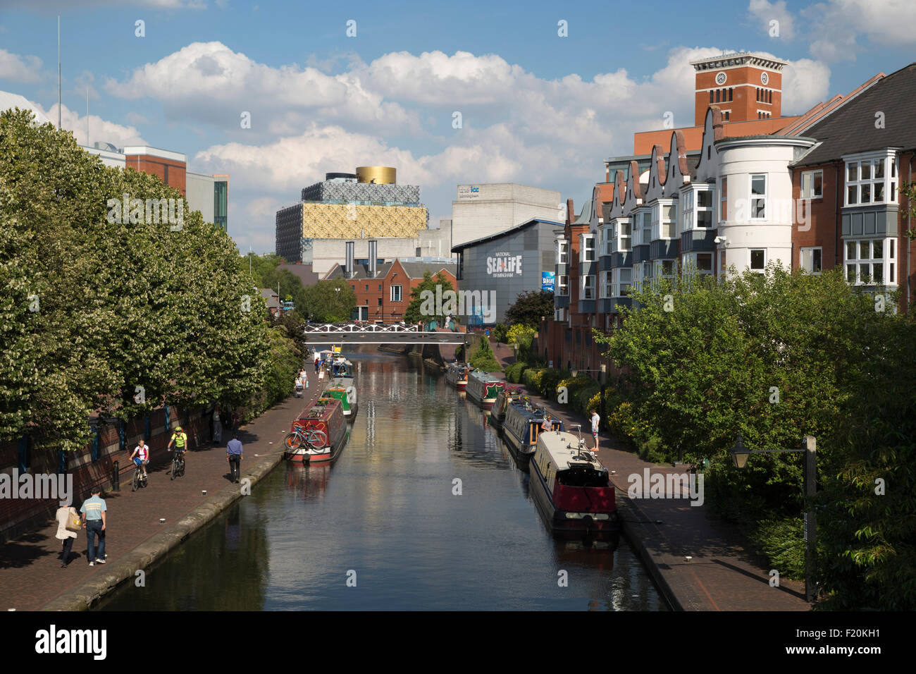 Birmingham Kanal ausgekleidet mit Wohnungen und The Library of Birmingham, Birmingham, West Midlands, England, Vereinigtes Königreich, Europa Stockfoto