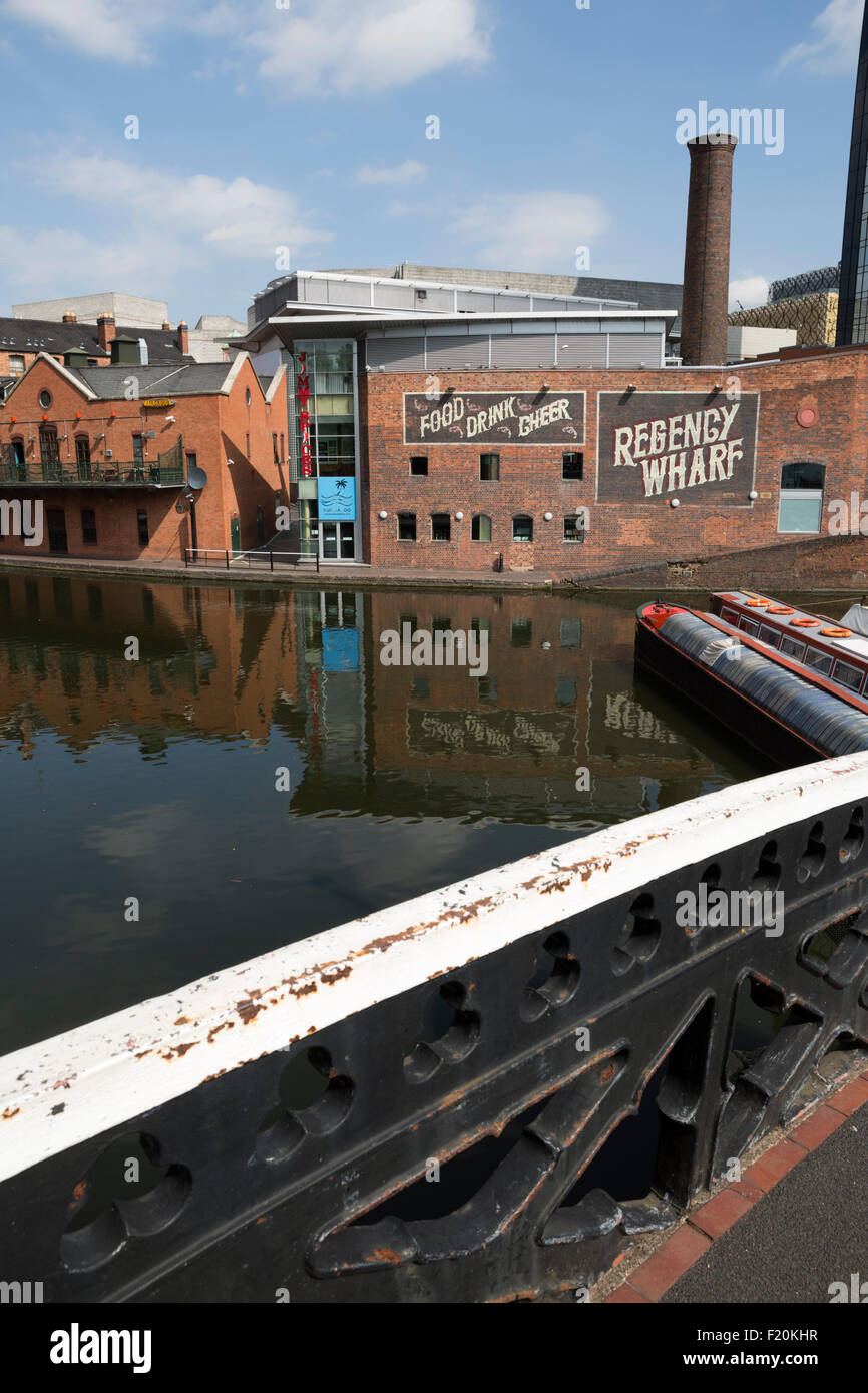 Restaurierte ehemalige Canalside Lagerhäusern entlang der Birmingham Kanal, Gas Street Basin, Birmingham, West Midlands, England, UK Stockfoto