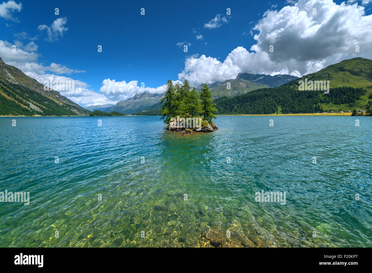Erstaunliche Sonnentag am Silsersee See in den Schweizer Alpen. Segl, Schweiz, Europa. Stockfoto