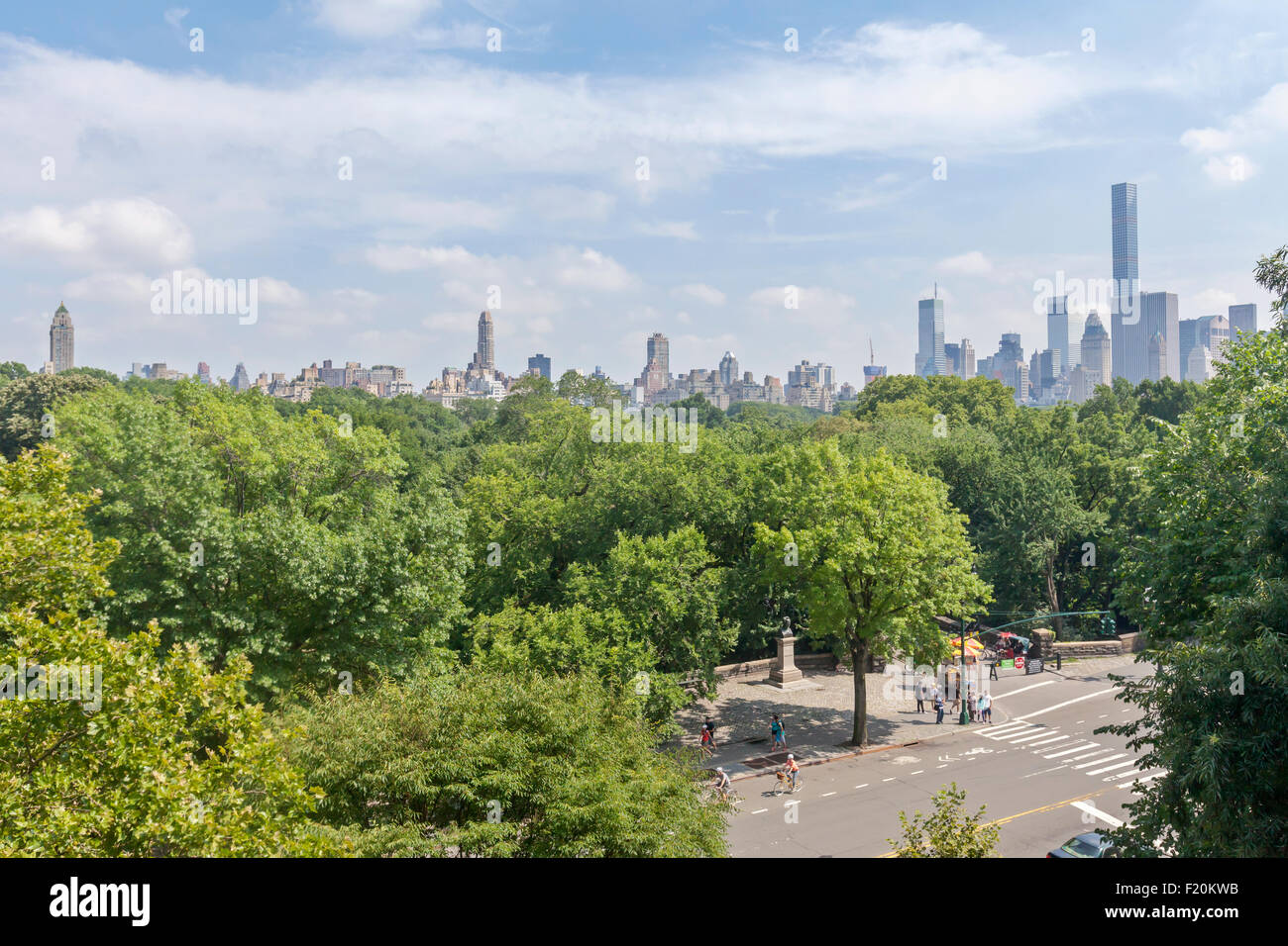 Ein Blick auf die Menschen zu Fuß, auf Fahrrädern und Autos von Central Park in Manhattan, New York City. Stockfoto