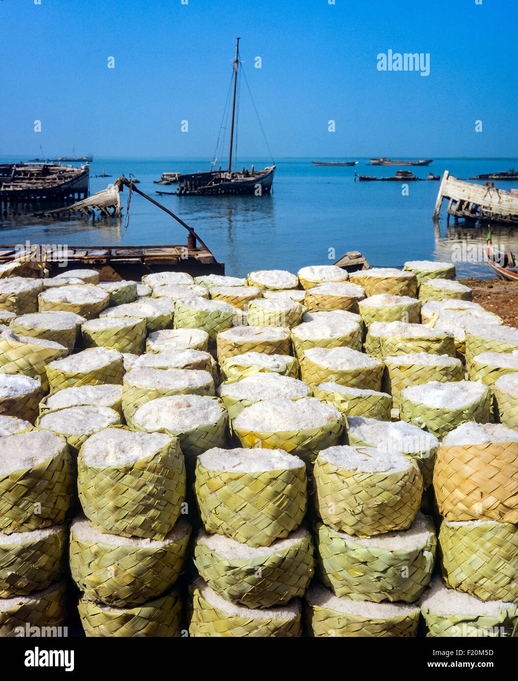 Salzkörbe aus gewebten Palmenblättern, Hafen von Banjul, Gambia, Westafrika Stockfoto