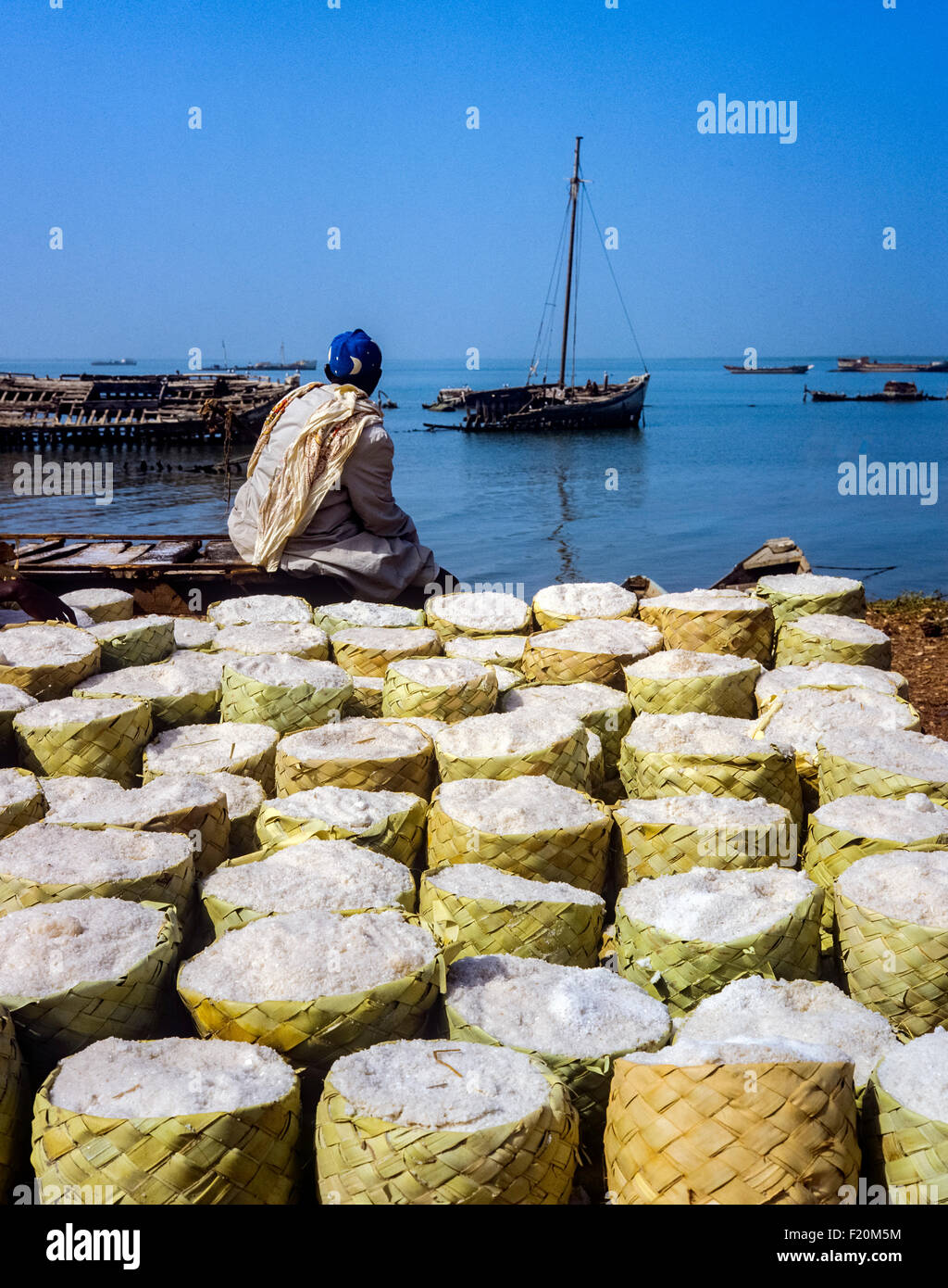 Palmblatt geflochten Salz Körbe und der Mann, der Hafen von Banjul, Gambia, Westafrika Stockfoto