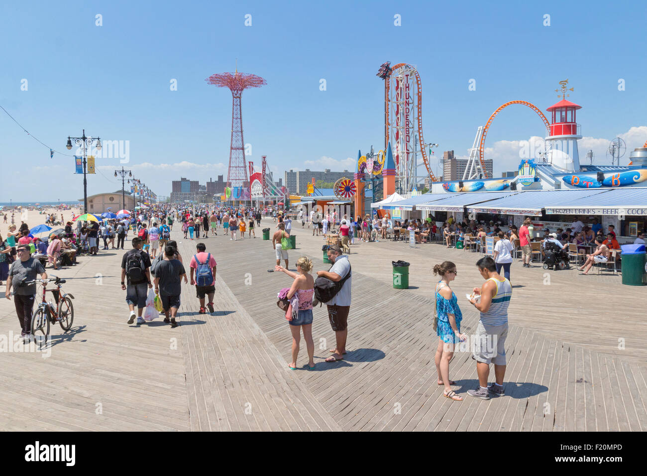 Leute, die Spaß auf Coney Island, Brooklyn, New York. Stockfoto