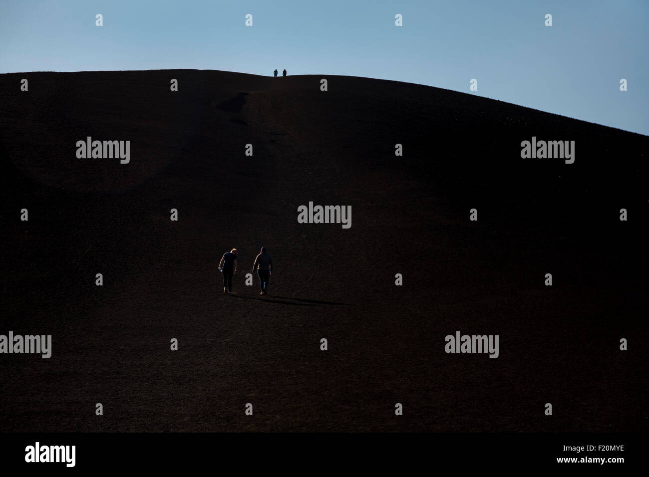 Arco, Idaho - Menschen Aufstieg der Inferno-Kegel am Krater des Moon National Monument. Stockfoto
