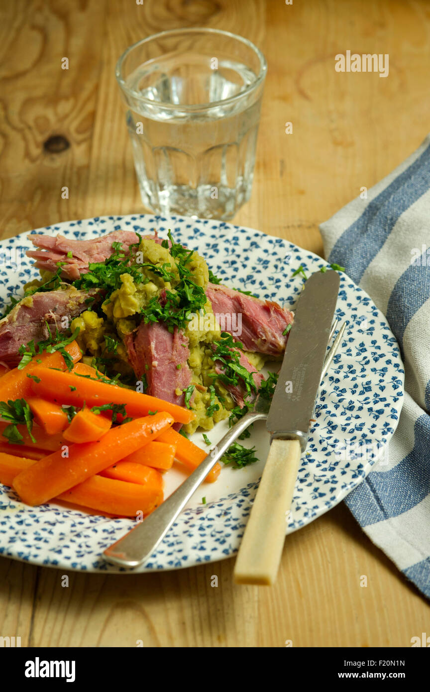 Schinken-Hock mit Erbsen und Karotten. eine UK Mittagessen Abendessen kochen Küche Teller Schale Stockfoto