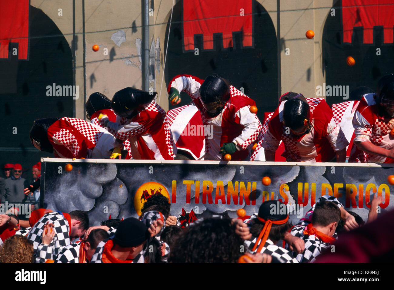 Italien, Piemont, Karneval von Ivrea, die Schlacht der Orangen. Stockfoto