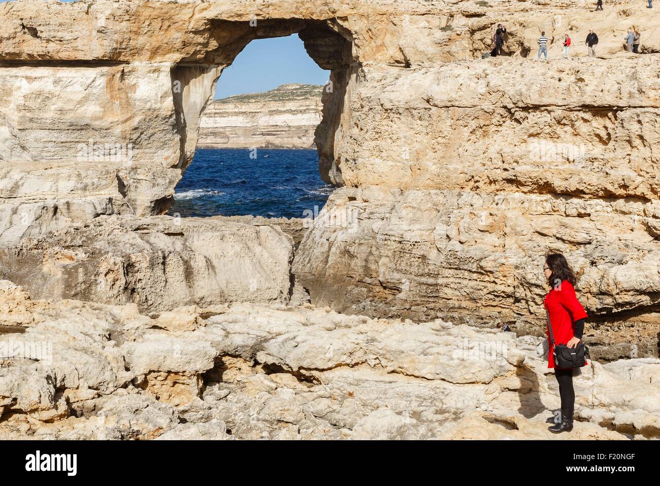Malta, Gozo, Dwejra, Azure Window, japanischer Tourist auf Felsen vor einem natürlichen Bogen in der Klippe am Meer Stockfoto