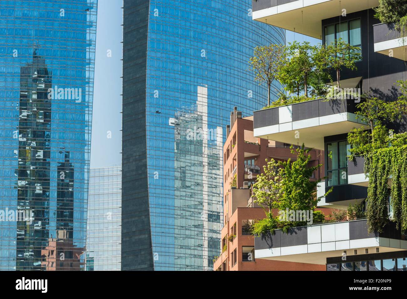 Italien, Lombardei, Mailand, Stadtteil von Porta Nuova, Il Bosco Verticale, zwei Türme, gezeichnet von Boeri Studio verfügen sie über 8900m 2 stehen Terrassen 900 Bäume und der Turm Unicredit größer Wolkenkratzer von Italien Stockfoto