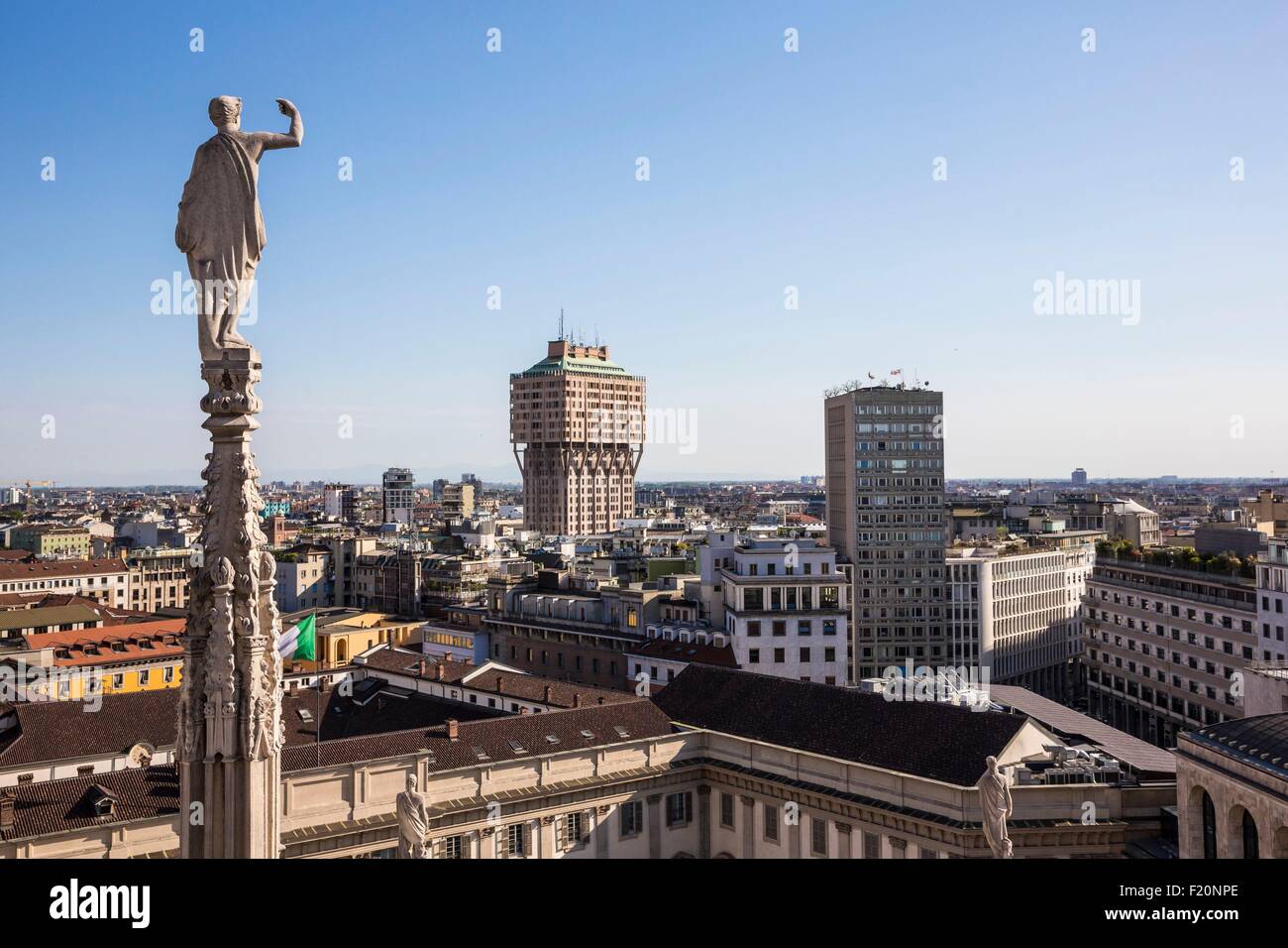 Italien, Lombardei, Mailand, ein Pfeil und Statue von Dom seit der Terrasse auf dem Dach der Kathedrale mit Blick auf den Turm Velasca gesehen Stockfoto