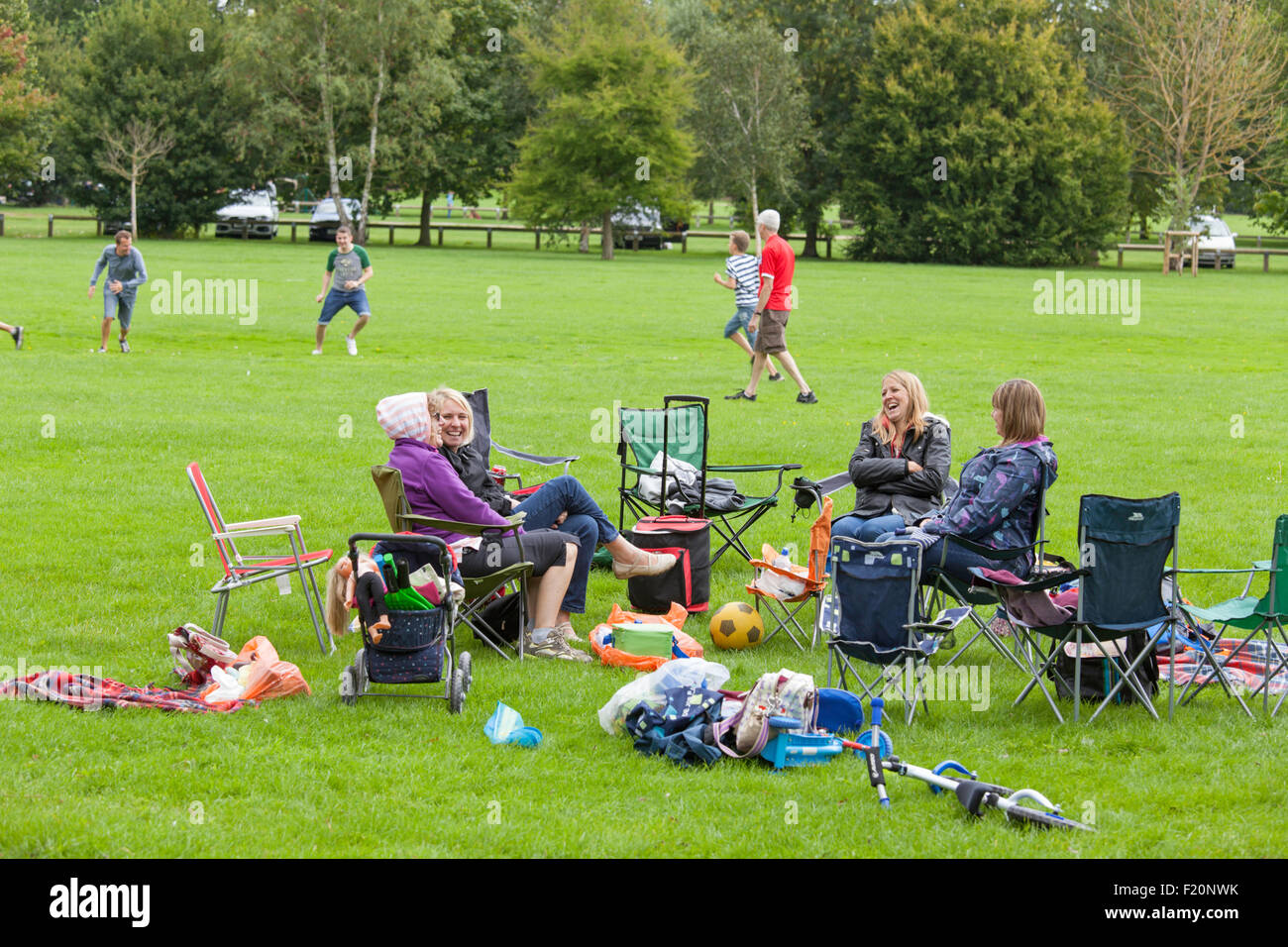Familien mit einem Tag draußen in einem Park, England, UK Stockfoto
