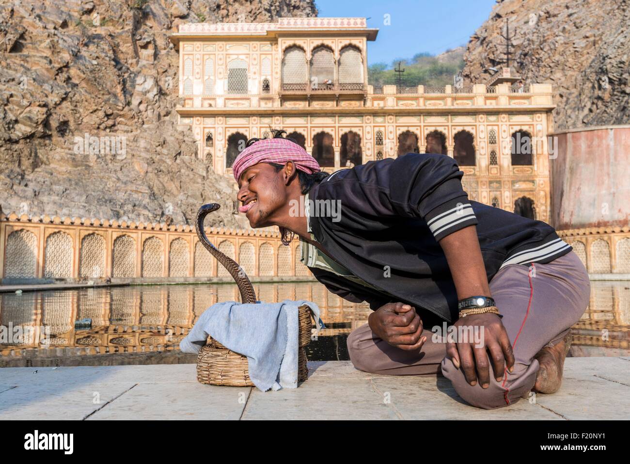 Indien, Bundesstaat Rajasthan, Jaipur, Galta Ji Tempel dem Gott Hanuman, während Schlangenbeschwörer gewidmet Stockfoto
