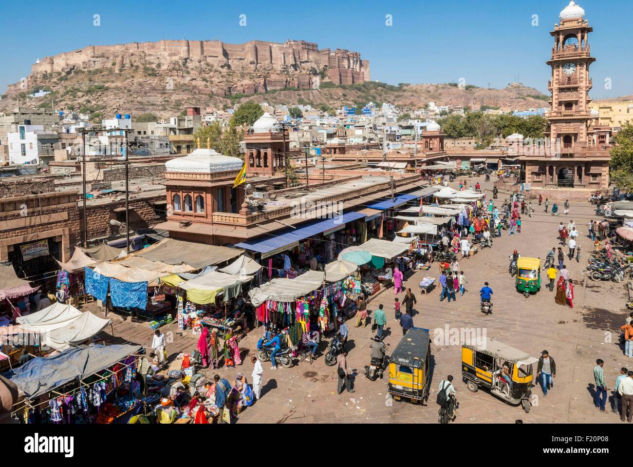 Indien, Rajasthan State, Jodhpur, das Mehrangarh Fort und der Uhrturm Stockfoto