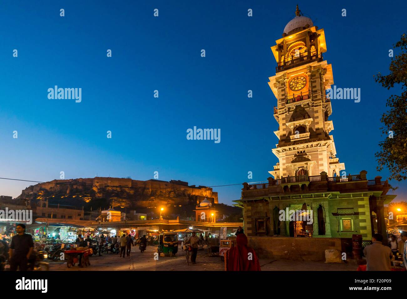 Indien, Rajasthan State, Jodhpur, das Mehrangarh Fort und der Uhrturm Stockfoto