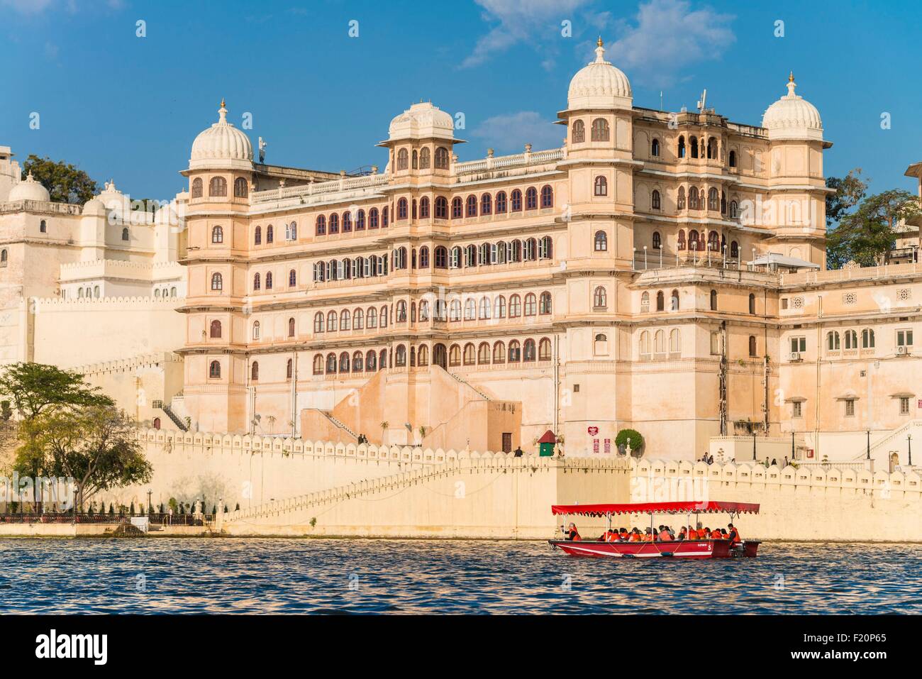 Indien, Rajasthan state, Udaipur, das Stadtschloss mit Blick auf Lake Pichola Stockfoto